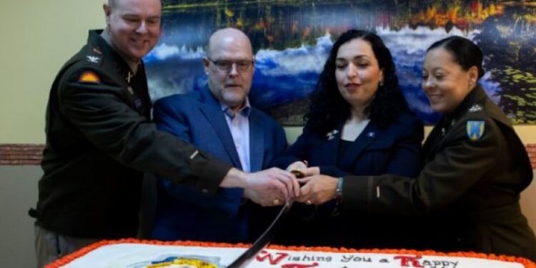 Hovenier i shoqëruar nga presidentja Osmani festojnë Ditën e Falënderimeve me ushtarët amerikanë