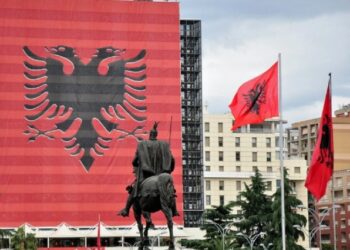 112 vite Pavarësi, Shqipëria vishet sot “Kuq e Zi”