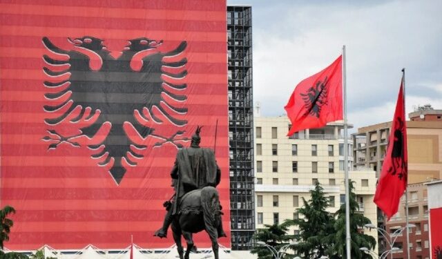 112 vite Pavarësi, Shqipëria vishet sot “Kuq e Zi”