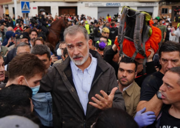 Mbreti spanjoll përballet me turmat e zemëruara në zonën e vërshimeve