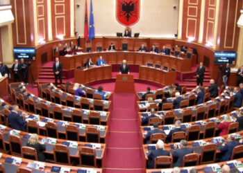 Seanca plenare në Shqipëri nis me tensione, opozita pengon fjalimin e Ramës