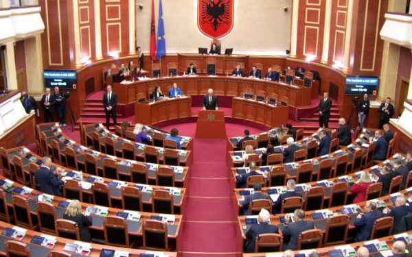 Seanca plenare në Shqipëri nis me tensione, opozita pengon fjalimin e Ramës
