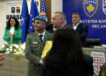Nënkoloneli i ushtrisë shqiptare shpallet qytetar nderi i Deçanit