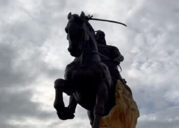 Tuzi bëhet me bustin e Skënderbeut në 112-vjetorin e Pavarësisë së Shqipërisë