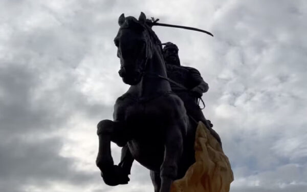 Tuzi bëhet me bustin e Skënderbeut në 112-vjetorin e Pavarësisë së Shqipërisë