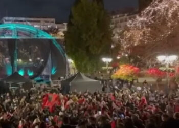 ​Shqiptarët ia marrin valles në sheshin e Athinës për 28 Nëntor