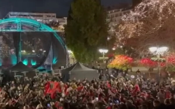 ​Shqiptarët ia marrin valles në sheshin e Athinës për 28 Nëntor