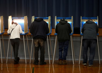 Qendrat e votimit u mbyllën në më shumë se 40 shtete