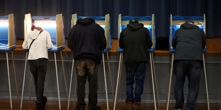 Qendrat e votimit u mbyllën në më shumë se 40 shtete