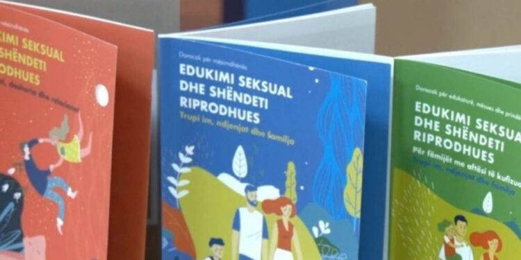 Pas Prishtinës, edhe Skenderaj dhe Fushë-Kosova ndalojnë përdorimin e doracakëve për edukim seksual