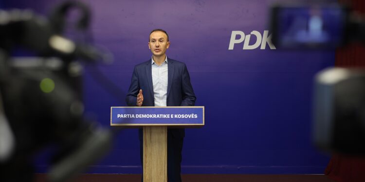 PDK-ja kërkon shkarkimin e Pacollit dhe Pecit pas skandalit të grantit prej 100 mijë eurove