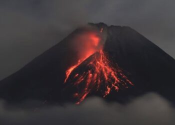 Të paktën dhjetë të vdekur nga shpërthimi i vullkanit në Indonezi