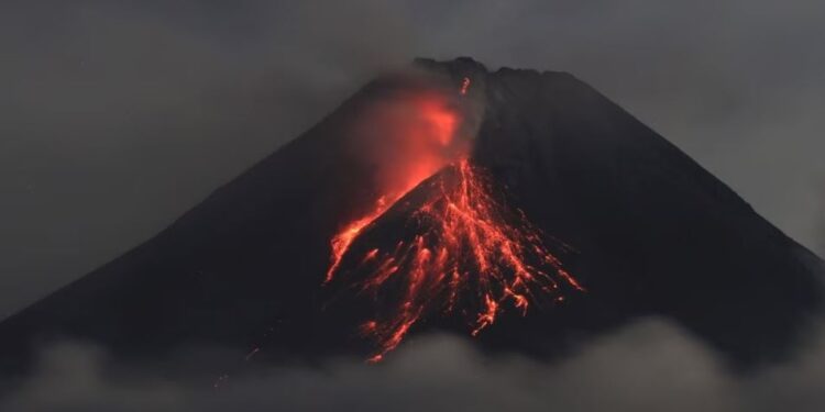 Të paktën dhjetë të vdekur nga shpërthimi i vullkanit në Indonezi