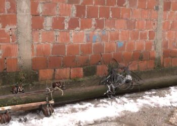 Erërat e forta shkaktojnë dëme në rrjet, nga mbrëmë banorët e rrugës “Lord Bajroni” pa energji elektrike