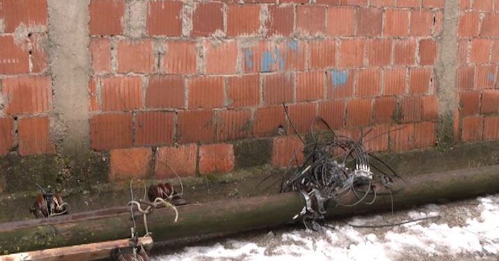 Erërat e forta shkaktojnë dëme në rrjet, nga mbrëmë banorët e rrugës “Lord Bajroni” pa energji elektrike