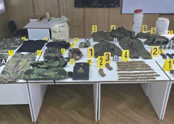 Policia në Zveçan e gjen armatimin, granatat e municionin të fshehur nën dhe