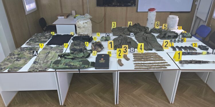 Policia në Zveçan e gjen armatimin, granatat e municionin të fshehur nën dhe