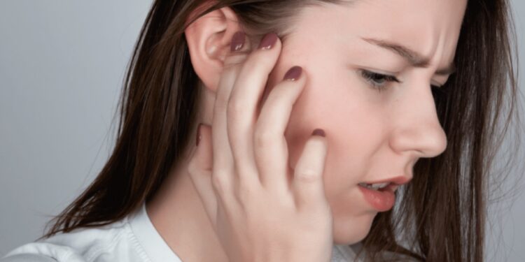 Arsyet e çuditshme të fishkëllimës në vesh