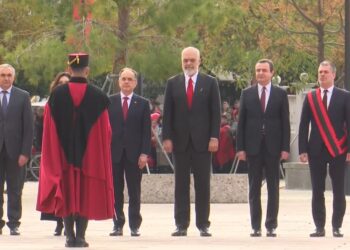 Kurti në ceremoninë e ngritjes së flamurit me rastin e 112 vjetorit të Pavarësisë