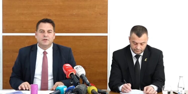 Muja: Draft-raporti i Komisionit hetimor për tekstet shkollore, u hartua në zyrat e PDK-së