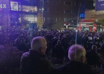 Protestuesit përplasen me policinë në Shqipëri