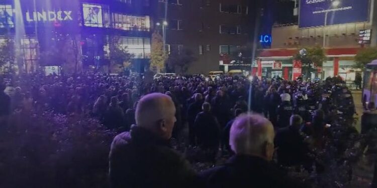 Protestuesit përplasen me policinë në Shqipëri