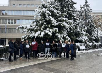 Punëtoret teknike largohet nga oborri i Kuvendit, protestën e vazhdojnë në shesh