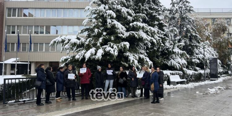 Punëtoret teknike largohet nga oborri i Kuvendit, protestën e vazhdojnë në shesh