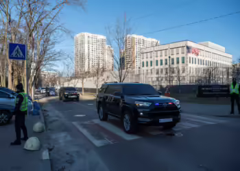 ShBA-ja e mbyll ambasadën në Kiev