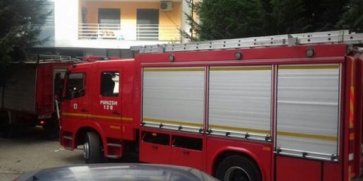 Përfshihet nga zjarri një shtëpi në Tiranë, lëndohen dy fëmijë