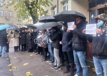 “Nuk kemi liri për tu shprehur”, punëtoret e MKRS-së protestojnë pas rastit të sulmit fizik