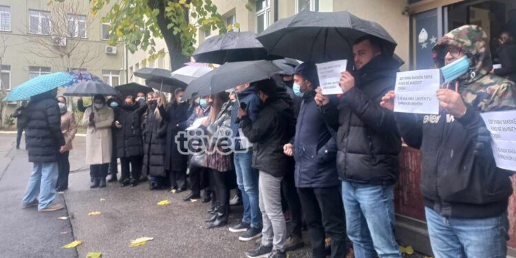 “Nuk kemi liri për tu shprehur”, punëtoret e MKRS-së protestojnë pas rastit të sulmit fizik