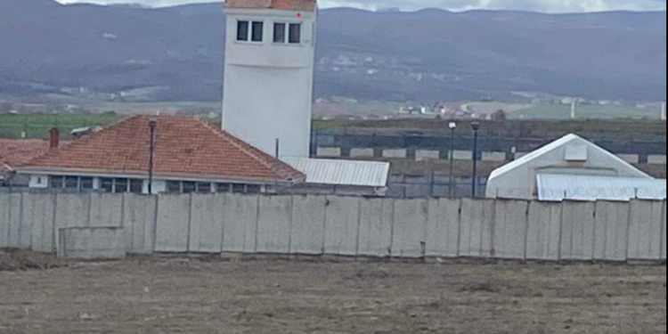 Ministria e Mbrojtjes merr në menaxhim pronat e Aeroportit të Dumoshit në Podujevë