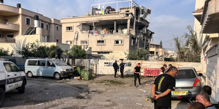 Raketat e Libanit plagosin 11 persona në Izrael