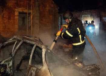 Sulmi rus me dronë vret 2 njerëz, plagos 12 të tjerë në Sumi