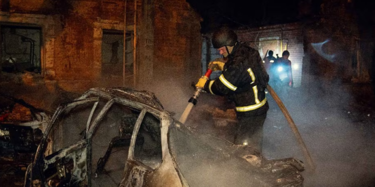 Sulmi rus me dronë vret 2 njerëz, plagos 12 të tjerë në Sumi