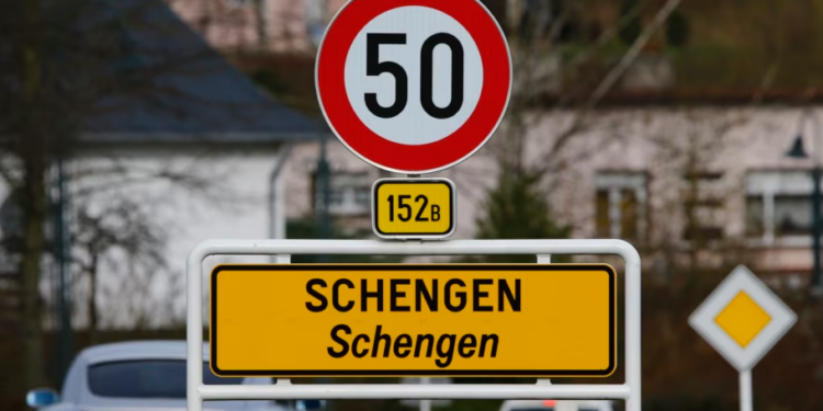 Mijëra migrantë me azil të refuzuar morën para për të lëshuar Gjermaninë