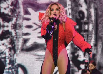 Rita Ora uron Shqipërinë me videon nga koncerti i 2018-ës në Prishtinë