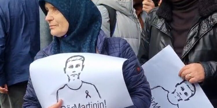 Në Shqipëri protestohet për vrasjen e 14-vjeçarit