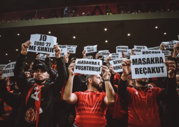 “Tifozat Kuq e Zi” paralajmërojnë radikalizim të protestave ndaj FSHF-së