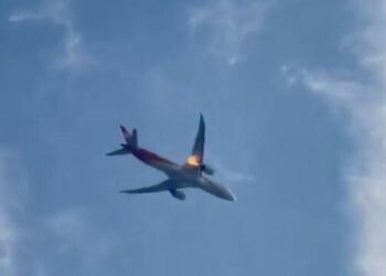 Avioni bën ulje emergjente në Romë, një zog u përplas në motorin e tij