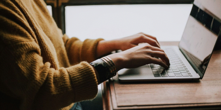 Studimi: Qëndrimi ulur për orë të gjata mund të dëmtojë shëndetin e zemrës