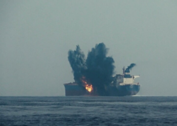 Rebelët Huthi sulmojnë anije në Detin e Kuq