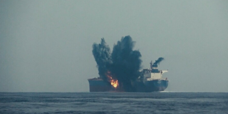 Rebelët Huthi sulmojnë anije në Detin e Kuq