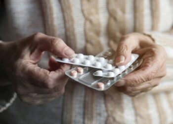 Kujdes me antibiotikët – zbuloni çfarë i bëjnë stomakut dhe kockave