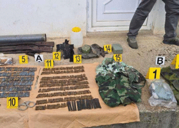 Policia gjen uniforma, municion dhe pajisje tjera ushtarake në Zubin Potok