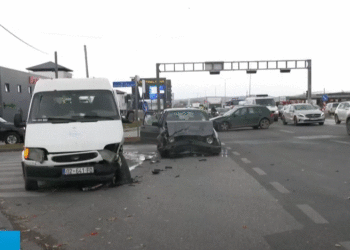 Tri vetura aksidentohen në rrugën Fushë Kosovë – Prishtinë, semaforët në udhëkryq jashtë funksionit