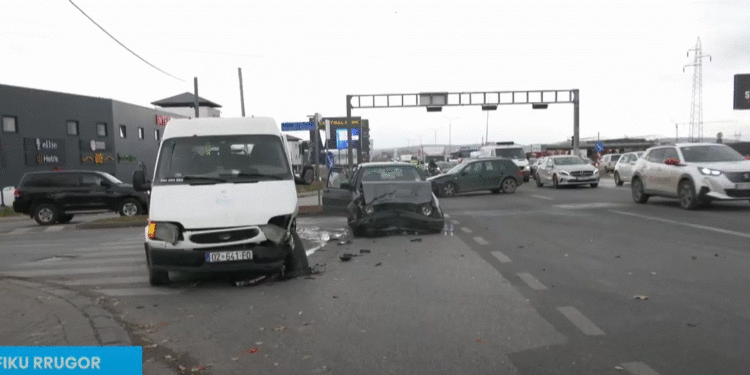 Tri vetura aksidentohen në rrugën Fushë Kosovë – Prishtinë, semaforët në udhëkryq jashtë funksionit
