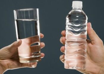 Uji i çezmës apo uji i blerë, cili është më i mirë?