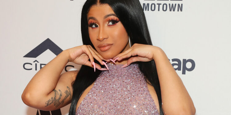 ​Cardi B ngacmon fansat për emrin e foshnjës së saj të tretë